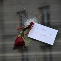 巴黎恐攻後 彈孔與玫瑰並存