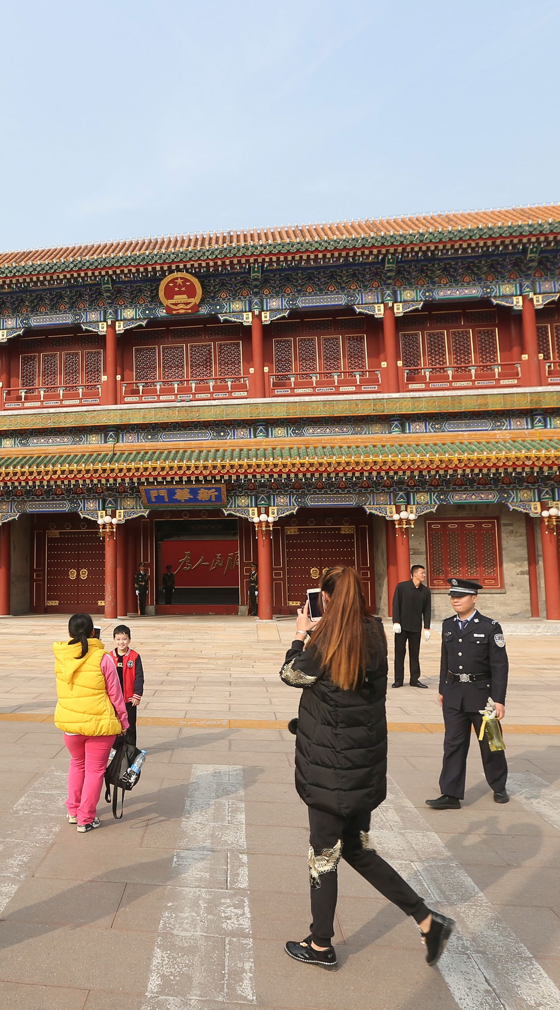 中共19大即將在18日召開，北京市各項維穩管控措施升級，中南海正門新華門口衛兵站崗，門外也有武警戒備。民眾在警戒線外拍照，留下紀念。