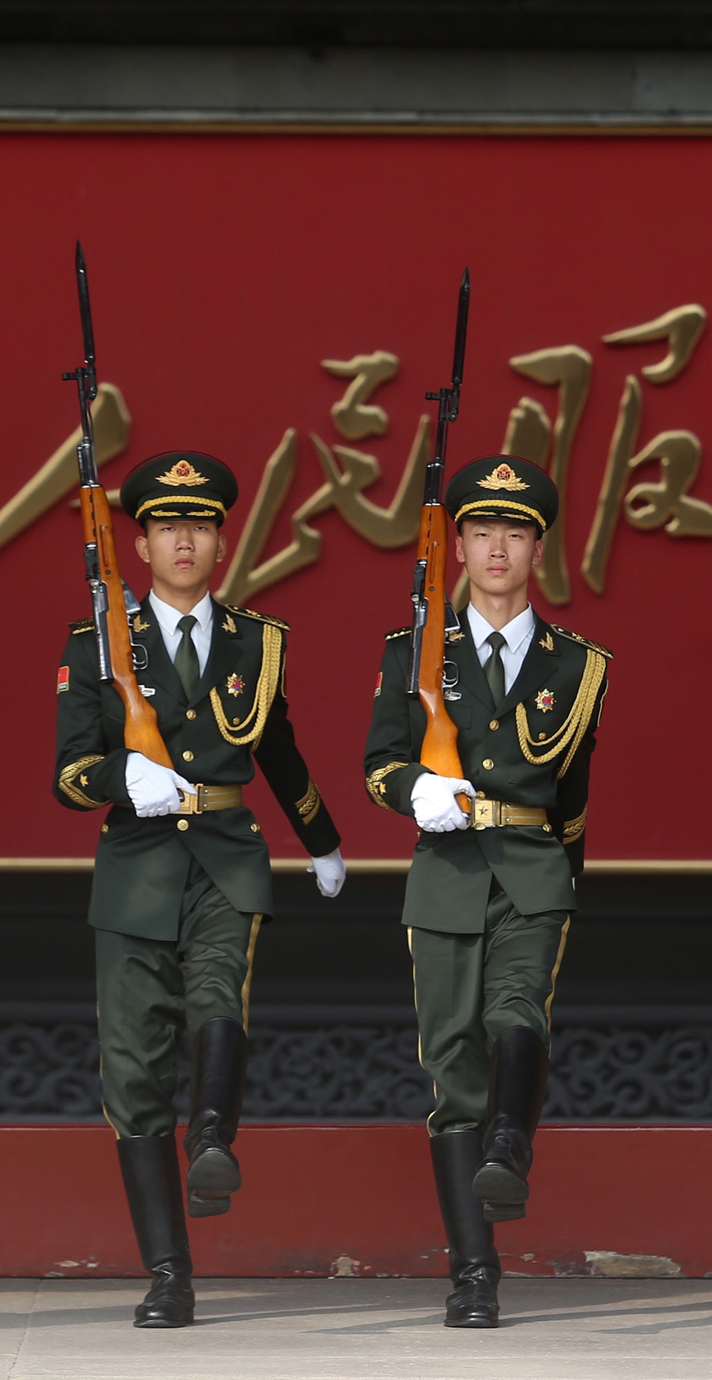 中共19大即將在18日召開，北京市各項維穩管控措施升級，中南海正門新華門口衛哨交接，持續警戒周邊安全。