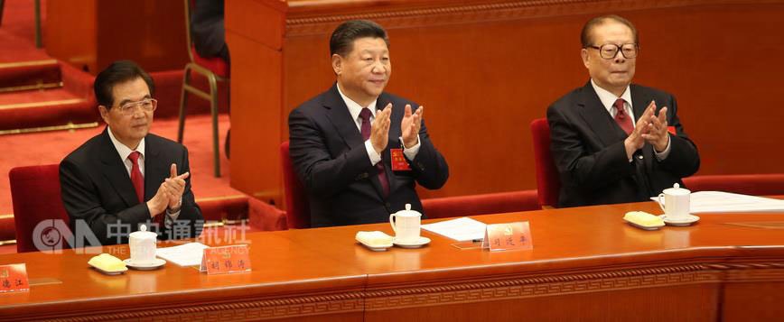 中共19大專題中國共產黨第19次全國代表大會18日在北京開幕，中共總書記習近平（前中）、前中共領導人江澤民（前右）、胡錦濤（前左）等人出席開幕式。