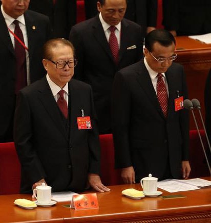 
中共19大專題中國共產黨第19次全國代表大會18日上午在北京登場，中共總書記習近平（前排左1）、前中共領導人江澤民（前排左2）等人出席開幕式。