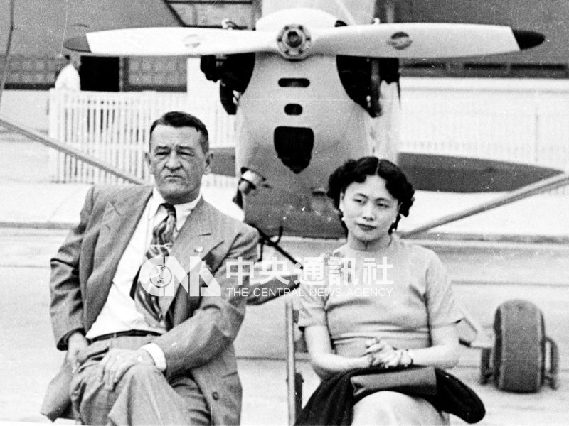 1951年，陳納德（左）捐贈PIPER教練機給滑翔協會，妻子陳香梅（右）一同出席記者會。中央社檔案照片