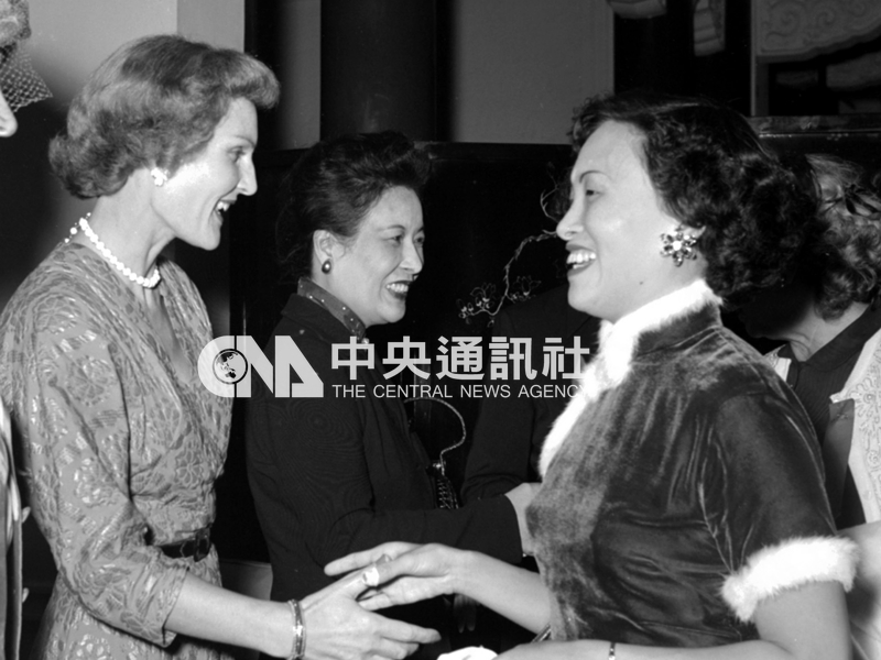 1953年美國副總統尼克森夫人（左）訪台，宋美齡（中）、陳香梅（右）接待。中央社檔案照片