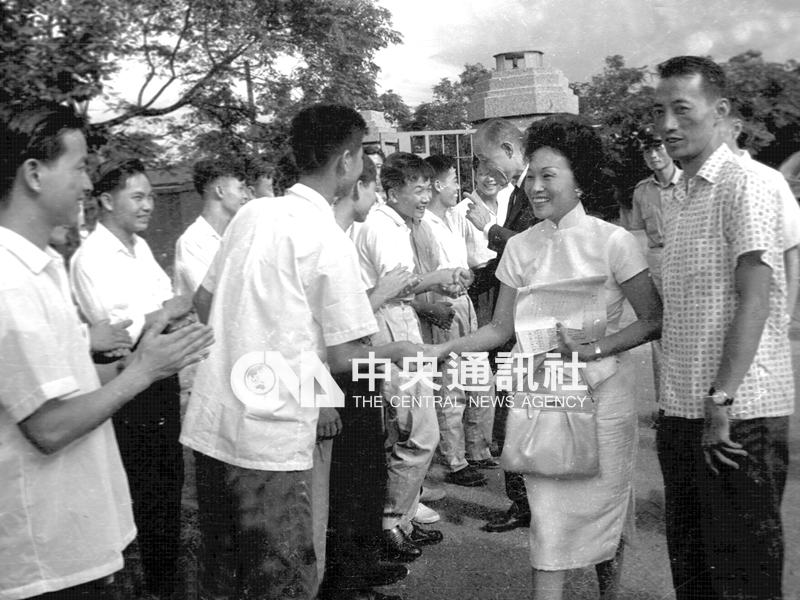 1962年陳香梅會晤國立華僑實驗中學自中國大陸逃奔自由來台的青年學生，受到熱烈歡迎。中央社檔案照片