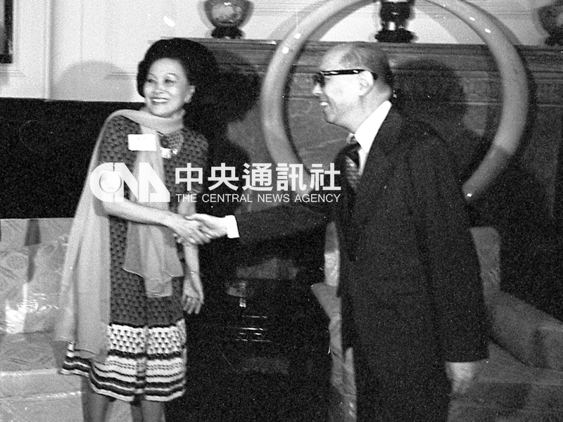 1976年，總統嚴家淦（右）在總統府接見美國第14航空軍協會訪華團代表之一陳香梅（左）。中央社檔案照片