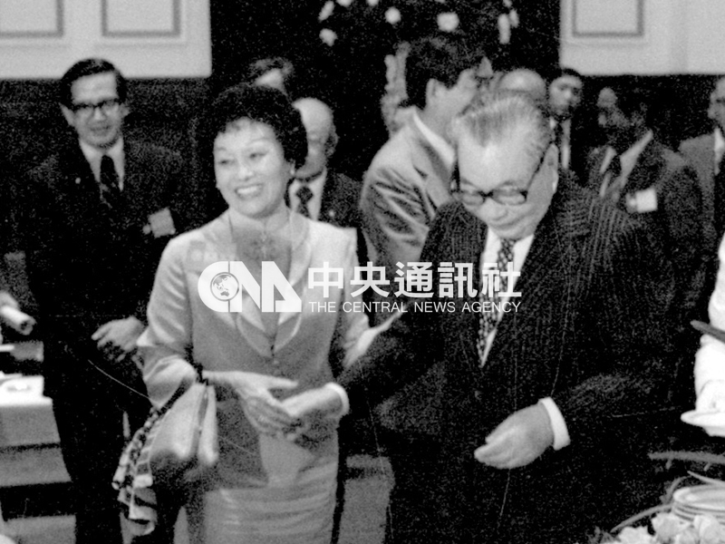 1981年，總統蔣經國（右）在總統府以茶會款待來自世界各國以及國內著名的歷史學家等百餘人，與陳香梅（左）握手寒暄。中央社檔案照片