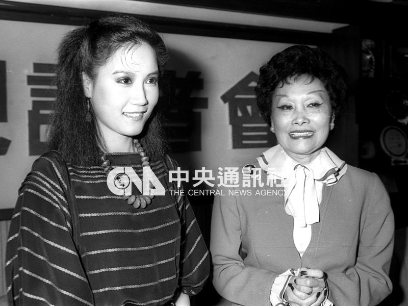陳香梅（右）和「一千個春天」連續劇女主角宋岡陵（左）見面。中央社檔案照片