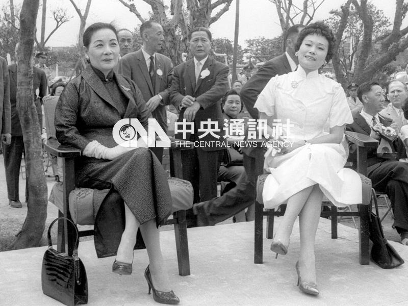1960年，宋美齡和陳香梅出席陳納德銅像揭幕典禮。中央社檔案照片