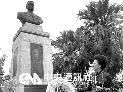 陳香梅返台，多會抽空到陳納德將軍銅像前獻花致敬。中央社檔案照片