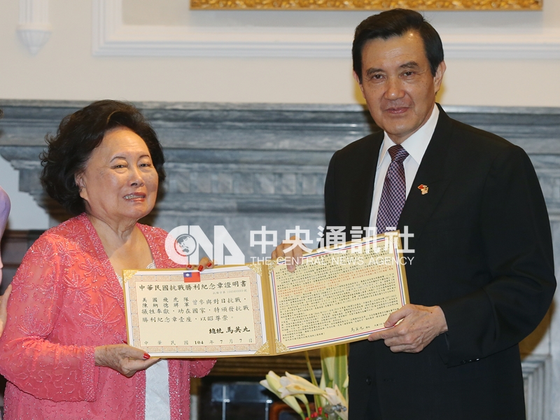 2015年，總統馬英九（右）在總統府接見陳香梅（左），並頒發抗戰紀念章和證明書給陳納德，由陳香梅代為接受。中央社檔案照片
