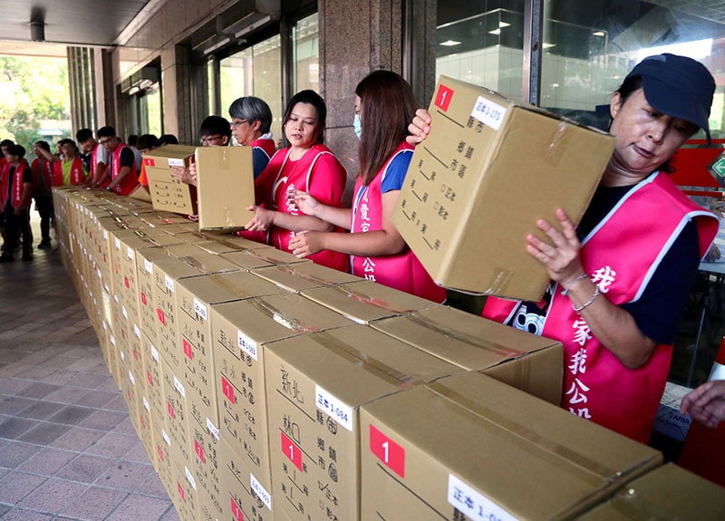 2020東京奧運台灣正名行動聯盟9月3日遞交52萬餘份連署書。(裴禛攝)