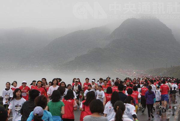 馬拉松熱潮席捲台灣，民眾參與踴躍。「2012新北市萬金石國際馬拉松」在山海雲霧間開跑，選手奮力向前跑，同時欣賞美景。中央社記者王鴻國攝 101年3月4日