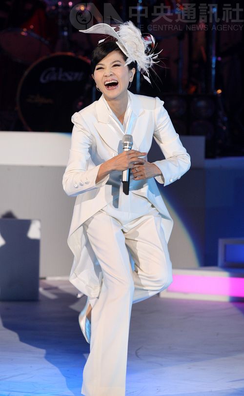 有「帽子歌后」美譽的藝人鳳飛飛，1月3日肺癌病逝香港，享壽60歲。中央社檔案照片 101年2月13日