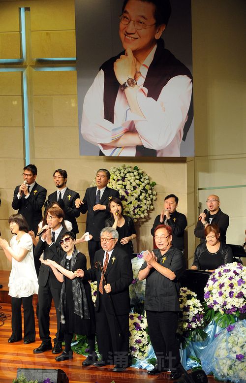 藝人陶大偉9月12日過世，21日舉行追思禮拜，陶大偉獨子陶喆與藝人張小燕、孫越及方正等人高唱「朋友歌」，送別陶大偉。中央社記者孫仲達攝 101年9月21日