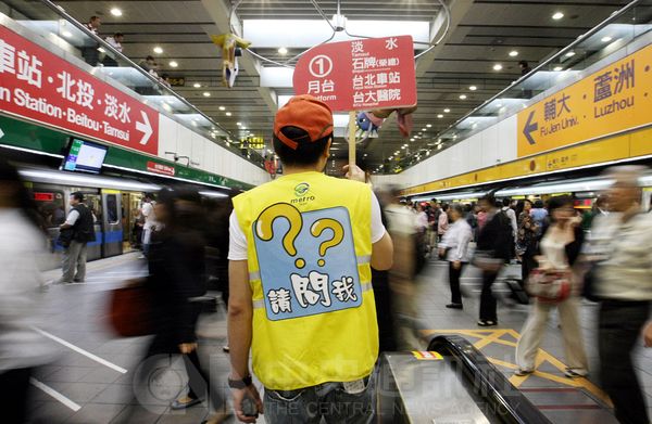 台北捷運東門站通車，捷運中和線與淡水北投線正式分流，北捷在第1個通勤上班日，派出大量人員進行轉乘指示。中央社記者鄭傑文攝 101年10月1日