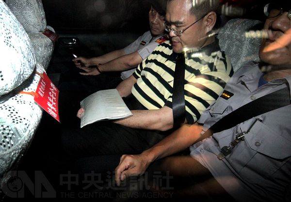 前行政院祕書長林益世涉貪案，特偵組提訊林益世，離開時他低頭不語。中央社記者裴禛攝 101年7月6日