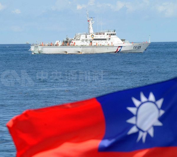 海巡署巡防艦在彭佳嶼與釣魚台間海域執行護漁任務，確保漁民作業不受到干擾。中央社記者王飛華攝 101年9月13日