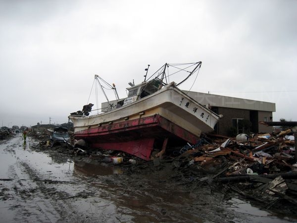 日本3月11日遭遇規模9.0大地震及海嘯侵襲，災區瘡痍滿目，死亡及失蹤人數超過2萬1千人，財產損失難以估計。