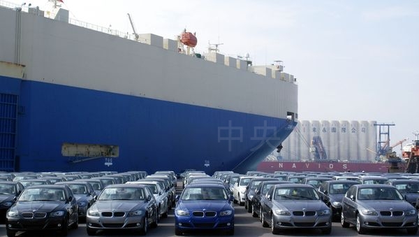 奢侈稅6月1日開徵，台中港5月25日有汽車船進港，運載200多輛BMW高級進口車，汽車代理商汎德公司盧姓公關人員表示，僅正常進口，車款均無特殊。根據船期資料，預計28日將再有千輛高級進口車進港。