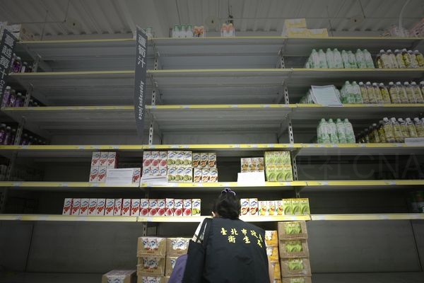 食品違法添加塑化劑事件如滾雪球般愈滾愈大，終止有毒塑化劑行動日（D-day）5月31日展開，台北市衛生局人員前往北市1家量販店，稽查5大類食品是否出具安全證明，部分未備妥證明的商品已被下架。