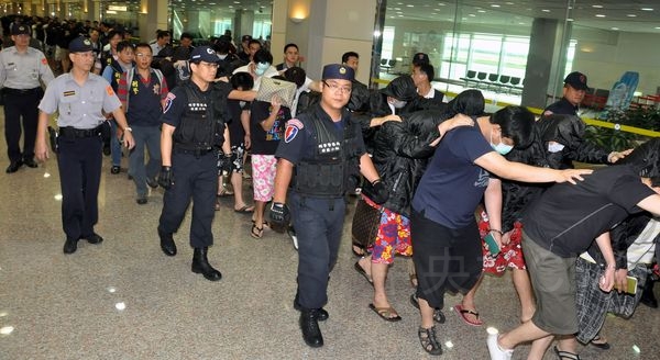 刑事局人員搭乘華航包機從印尼雅加達執行「0310 」專案第2波的押解任務。霹靂小組幹員下午押解101名台籍嫌疑人抵達桃園機場。