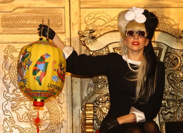 女神卡卡（Lady Gaga）7月4日舉行記者會，主辦單位贈送繪有龍、台灣與飛天仙女的燈籠，上頭有台灣和以卡卡為主畫的仙女圖，相當特別。