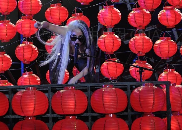 西洋天后女神卡卡7月3日在台中市圓滿劇場舉行專輯發表會，卡卡一身黑色貼身舞衣，並將腳踩在鋼琴上舞蹈唱歌，動作誇張，效果十足，堪稱鋼琴上的精靈。