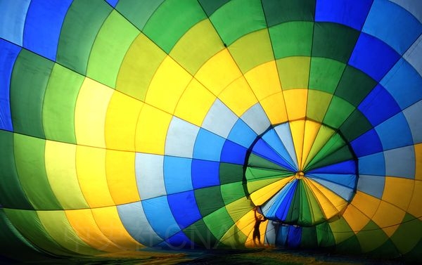 台灣熱氣球嘉年華會7月1日在台東鹿野高台開跑，早上各國團隊與工作人員合作將巨大的熱氣球升起，為嘉年華活動拉開序幕。