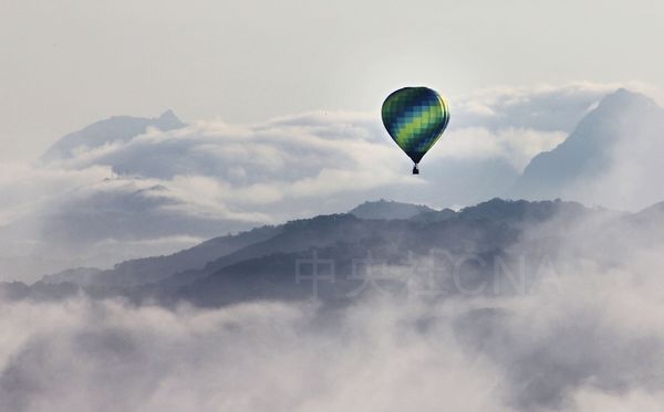 台灣熱氣球嘉年華會7月2日早上進行飛行表演，將從鹿野飛往池上，綠意綿延的縱谷景觀搭配色彩繽紛的熱氣球，使台東的天空更加美不勝收。
