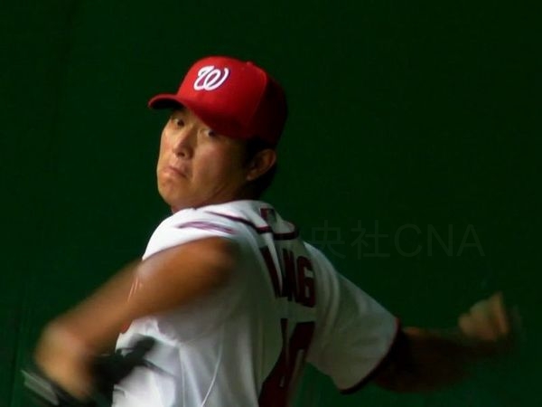 睽違2年，美國職棒大聯盟華盛頓國民隊的台灣投手王建民重返大聯盟。圖為王建民在牛棚練投，準備上場。