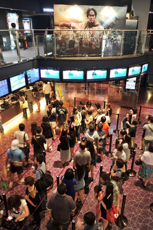 國片再掀熱潮，「賽德克．巴萊」9月9日在全國68家戲院上映，電影城湧入排滿購票的民眾。