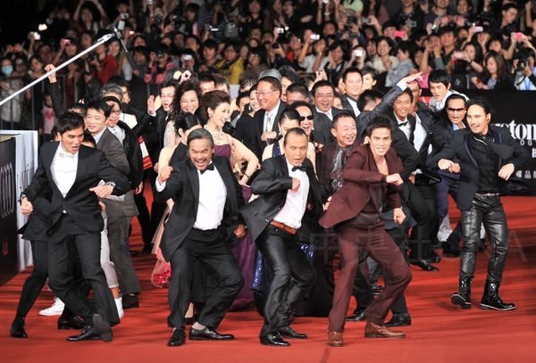 第48屆金馬獎11月26日在新竹市文化局演藝廳舉行，電影賽德克巴萊劇組人員以舞蹈方式步入星光大道紅地毯。