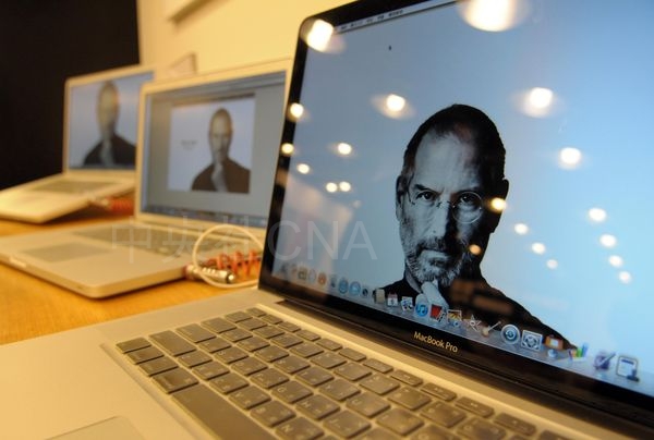 美國蘋果公司共同創辦人賈伯斯逝世，台北某蘋果經銷店將店內電腦桌面換成賈伯斯的頭像。