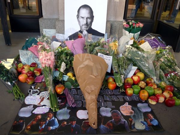 蘋果公司共同創辦人賈伯斯病逝，震驚全球，位於倫敦柯芬園的蘋果公司旗艦店前，英國粉絲以海報、鮮花和蘋果，表達對這位科技奇才的無限懷念。