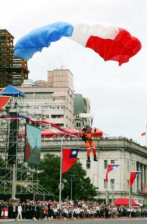 慶祝中華民國建國百年國慶大典，陸軍「神龍小組」10日表演高空跳傘，降落在總統府前的凱達格蘭大道時，觀禮民眾給予熱烈掌聲。