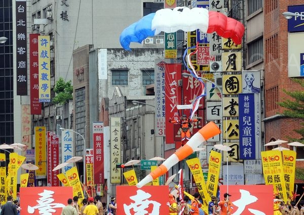 陸軍「神龍小組」表演高空跳傘，原先準備空降凱道的神龍小組因側風過大，部分成員在招牌、電線林立的街道降落。