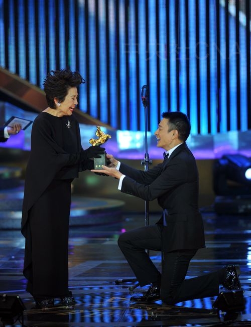 第48屆金馬獎星光雲集，「桃姐」一片囊括最佳導演、最佳男主角、最佳女主角等3項大獎。葉德嫻獲頒最佳女主角獎時，影帝劉德華單足跪地頒獎給葉德嫻。