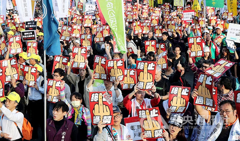 勞工團體發起反勞基法修惡大遊行