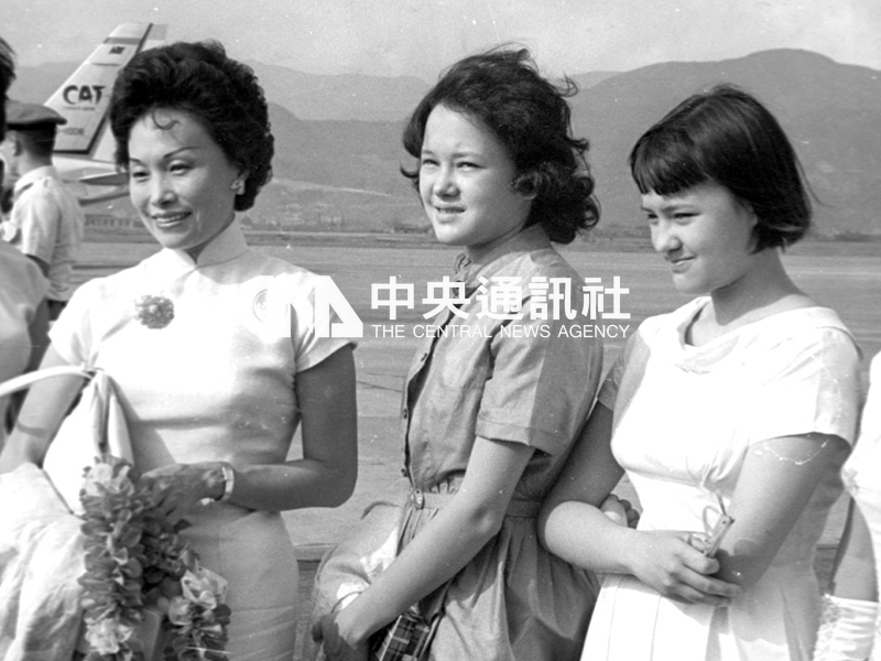 陳香梅與兩個女兒一同返台。中央社檔案照片