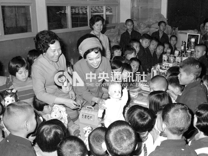 陳香梅1969年以美國飛虎空運公司副總裁身分代表公司捐贈一大批玩具、電視機及日用品給台北大陳育幼院。中央社檔案照片