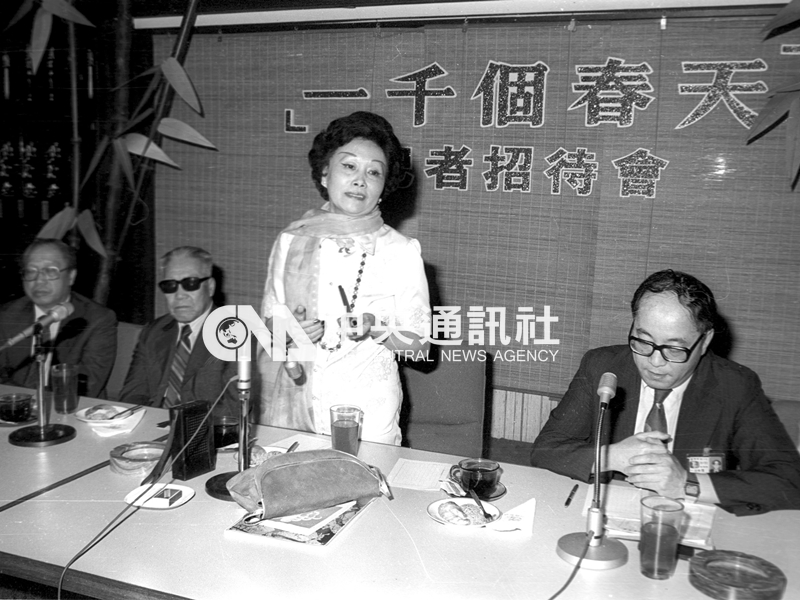 台視1982年開拍「一千個春天」連續劇，原著作者陳香梅（右2）出席記者會；圖右一為台視總經理石永貴。中央社檔案照片
