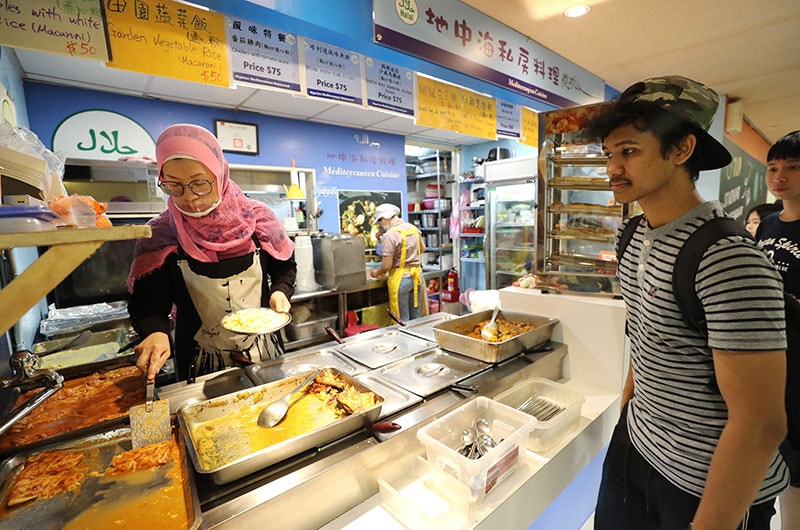 台科大印尼學生吉曼（前右）到餐廳用餐。校內的清真餐廳提供穆斯林所需。（張皓安攝）