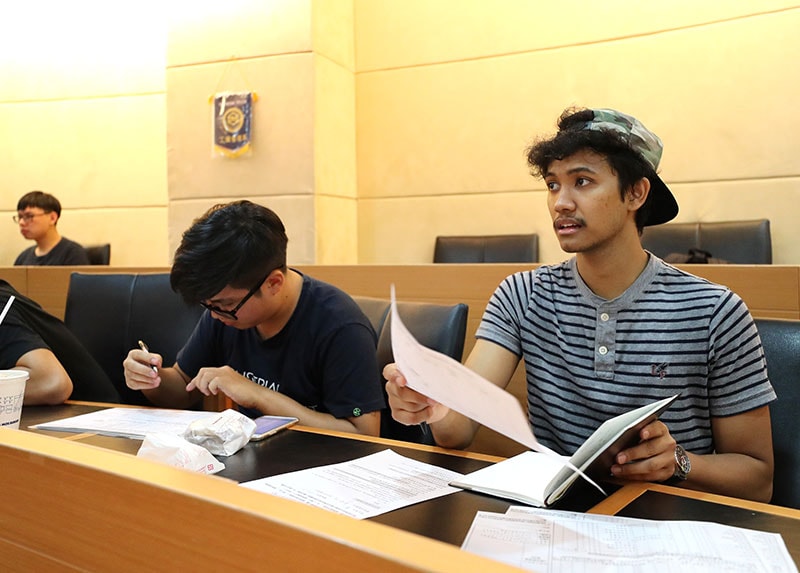 台科大印尼學生吉曼（右）參與班會，與同學互動。（張皓安攝）