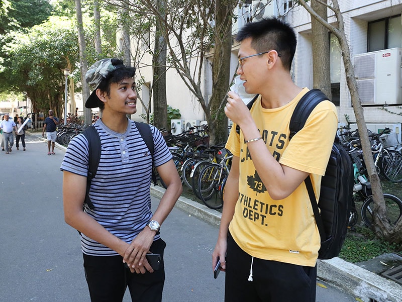 台科大印尼學生吉曼（左）在校園中與同學互動，也是吉曼練習中文的好機會。（張皓安攝）