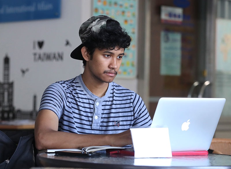 台科大印尼學生吉曼在校內自習、做作業。（張皓安攝）
