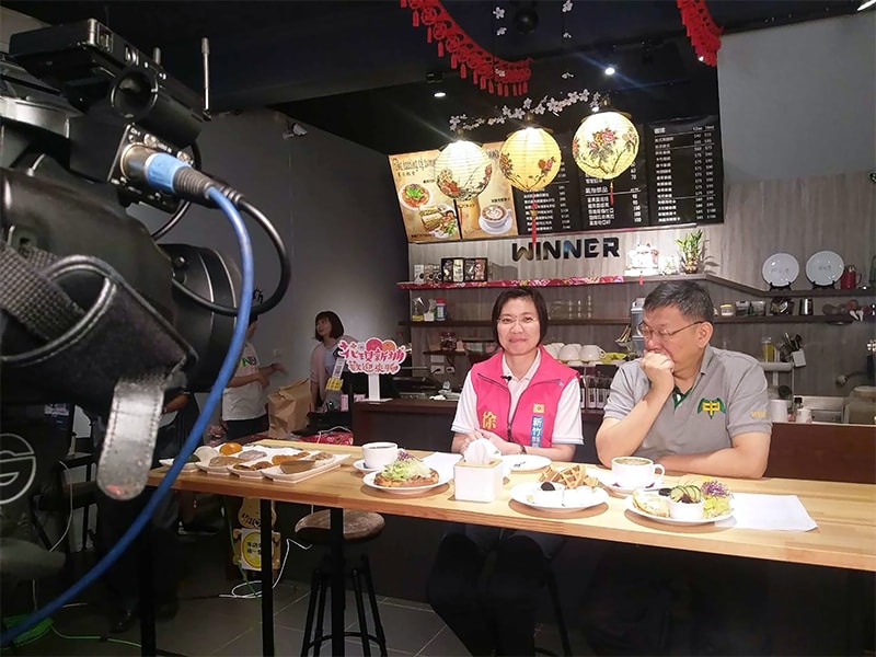 台北市長柯文哲(左)回到故鄉新竹,為民國黨主席、新竹縣長參選人徐欣瑩(右)站台,兩人到一間由青年經營的特色咖啡店,透過直播談青年創業議題。(魯鋼駿攝)