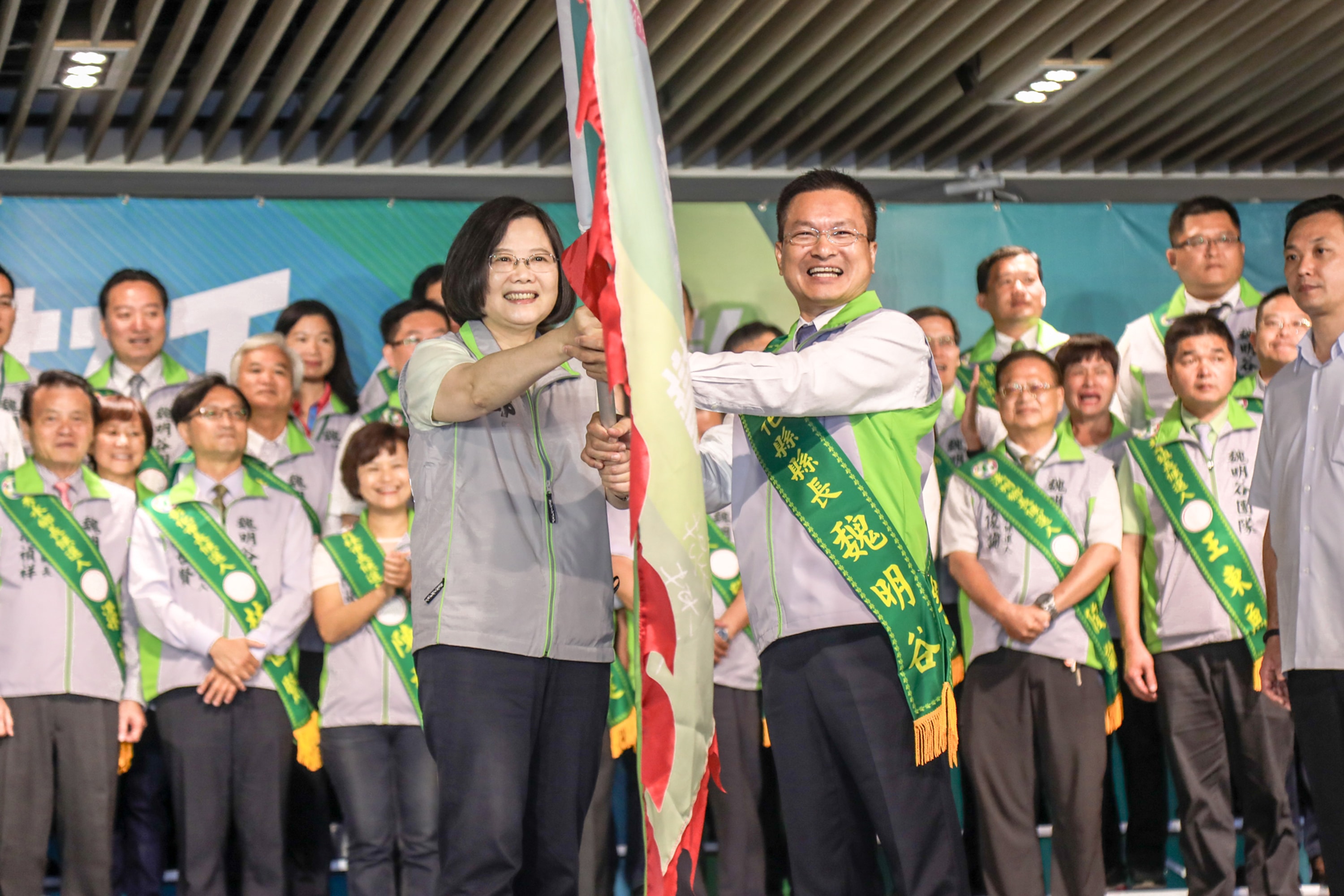 兼任民進黨主席的總統蔡英文(前左)到彰化縣輔選,授旗尋求連任的魏明谷(前右)。(民進黨提供)