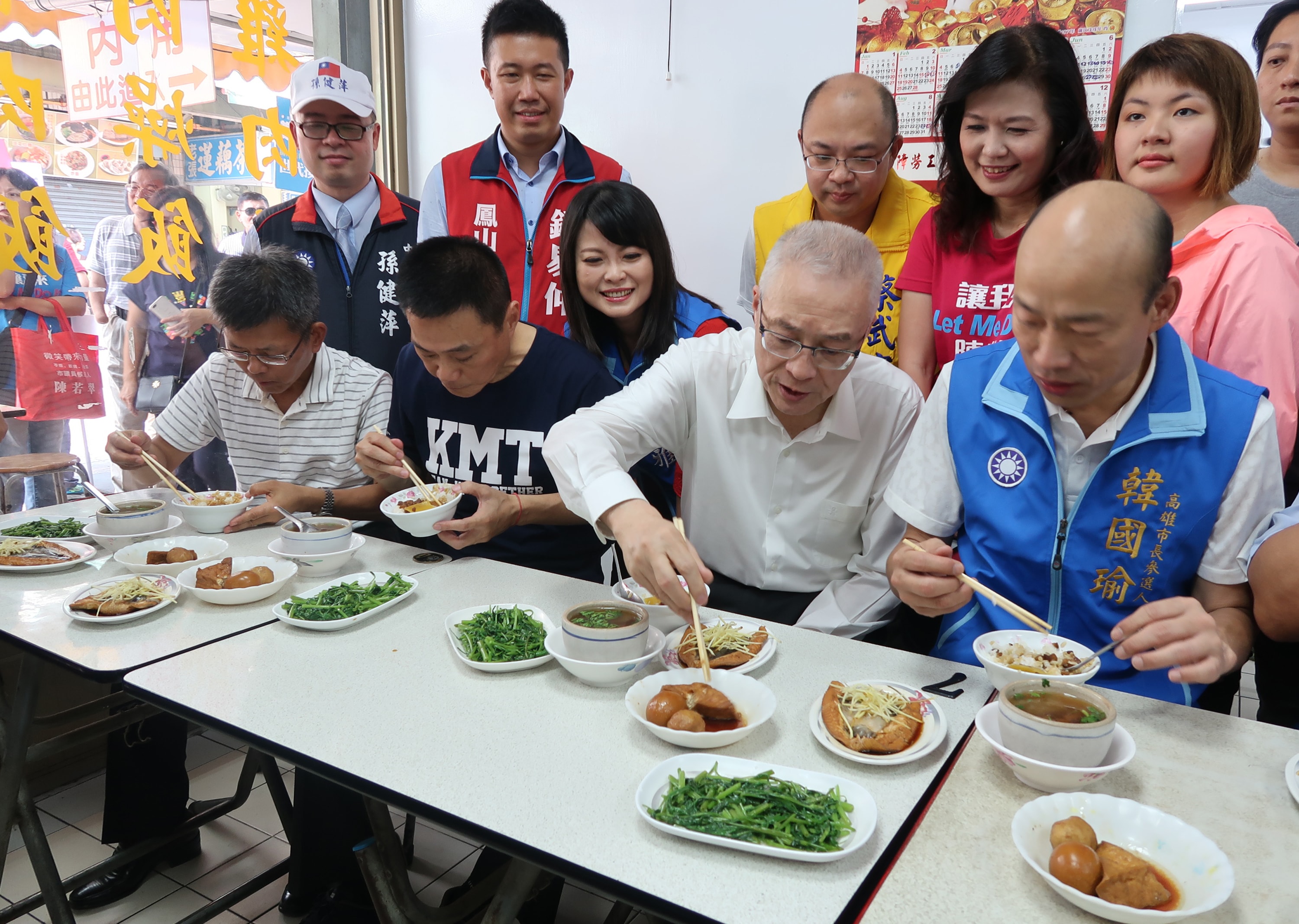國民黨主席吳敦義（前右2）與韓國瑜（前右1）等人大啖南部肉燥飯，為選戰造勢宣傳。（王淑芬攝）