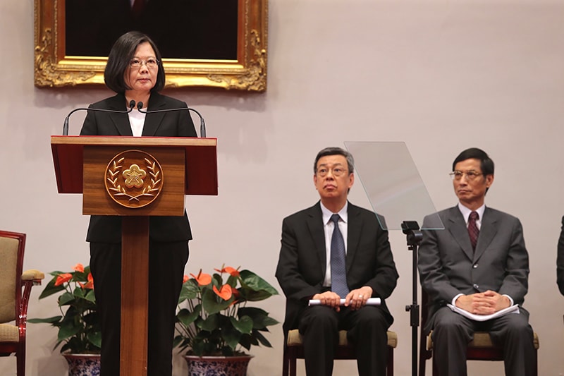 立法院6月通過軍人年改,總統蔡英文(左)表示,未來「年金破產」將成歷史名詞。(徐肇昌攝)