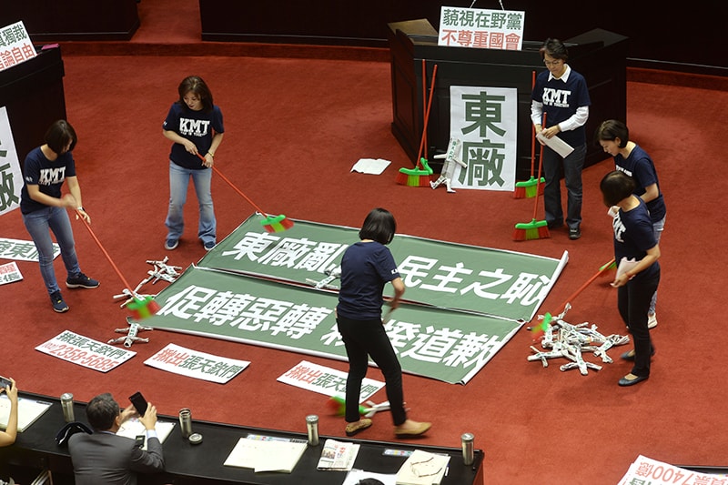 國民黨在立法院議場內用標語及道具抗議張天欽事件,質疑促轉會淪為選舉打手。(孫仲達攝)